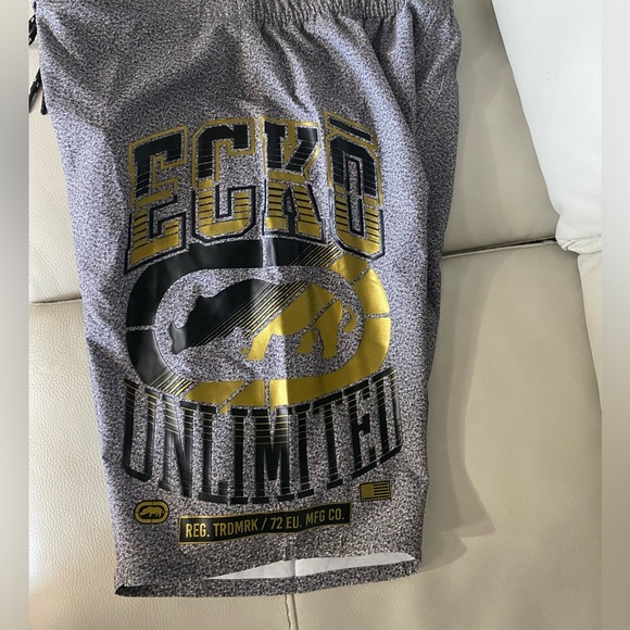 Men’s Echo Unlimited L Board Shorts
Back pocket, side pocket
Gray black gold - Picture 3 of 7